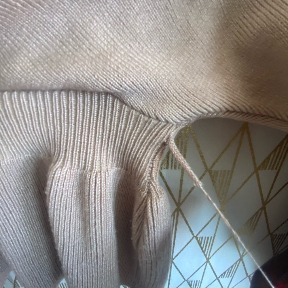 V neck Sweater with ruffles​ - Picture 9 of 10